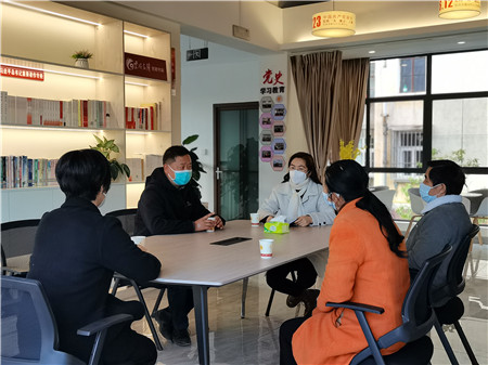 共美家园人大代表联络室，王正龙（左二）提出优化物业管理建议。